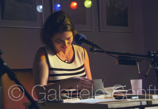 16.12. 2014 - jW Ladengalerie - Lange Nacht der DDR Literatur, dabei Esther Zimmering, die u.a. Gedichte von Max Zimmering las.