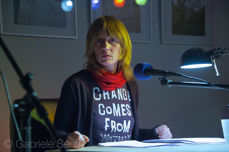 16.12. 2014 - jW Ladengalerie - Lange Nacht der DDR Literatur, dabei Jennipher Antoni mit Texten von Eva und Erwin Strittmatter 2014-12-16 um 23-04-10.jpg