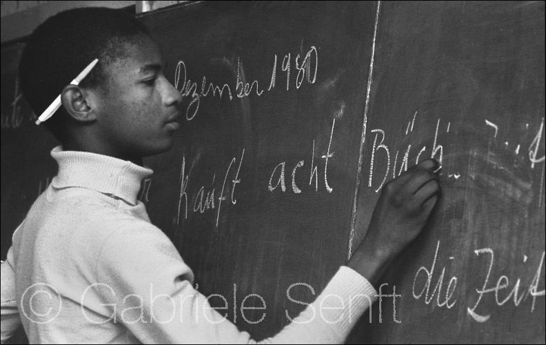 1980 – in Görlsdorf, damals Bezirk Cottbus, erlernten Mosambiquaner einen landwirtschaftlichen Beruf und erhielten auch Deutschunterricht. 1980 Deutsch für Mosambiquaner.jpg