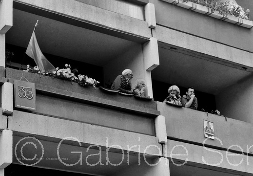 01.10.1984  – Bernau, Zuschauer bei einer  Schlüsselübergabe für Bewohner von fertigen Wohnhäusern