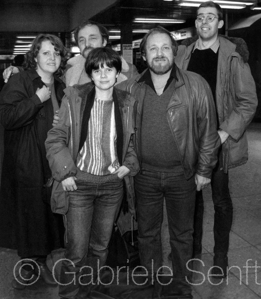 Februar 1985 – Berlin, mit Eric Bogle, John Munro, Petra Liebert und Jan Steinitz,
Abschied nach dem 15. Festival des Politischen Liedes und der anschließenden Tournee auf dem Flughafen Berlin Schönefeld 1985_02 Festival Eric Bogleabc.jpg