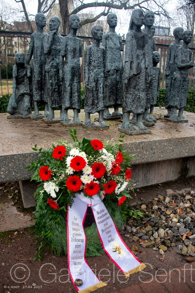 27.01.2025 Gedenken aus Anlass des Geschehens der sogenannten Fabrikaktion info BezirksamtInfo Wikipedia Holocaust-Gedenkstätte auf dem Gelände des ehemaligen Jüdischen Altersheims in der Großen Hamburger Straße in Berlin-Mitte. Die Nationalsozialisten nutzen das Heim ab 1941 als Sammellager für Juden, die nach Theresienstadt und Auschwitz deportiert wurden. Das Alterheim wurde 1943 zerstört. Die Gedenkstätte wurde 1985 eingerichtet. Dazu gehört eine Figurengruppe, die der Bildhauer Will Lammert 1957 geschaffen hatte. Die Anlage ist denkmalgeschützt. 20250227-16-59-33-Bearbeitet.jpg