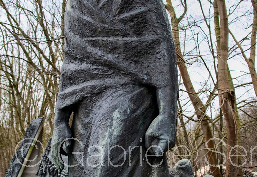 2020 Skulptur "Die Mutter", Erinnerung an Todesmärsche 1945