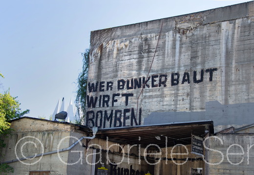 2020 Inschrift an einem Hochbunker Nähe Anhalter Bahnhof