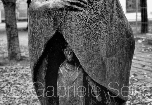 2023 © gs – "Große Mutter mit Kind – in memoriam Dresden" 1964/65, Bildhauer Theo Balden