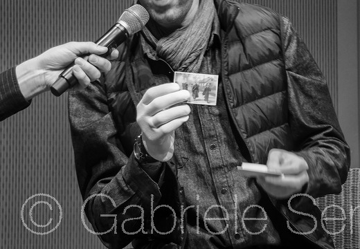 05.04.2025 Neuhardenberg, Arthur Bondar zeigt, wie die Fotoschätze von Valery Faminsky von diesem archiviert wurden.