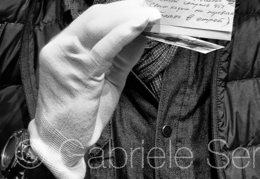 05.04.2025 Neuhardenberg –  Arthur Bondar zeigt, wie die Fotoschätze von Valery Faminsky von diesem archiviert wurden.