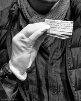05.04.2025 Neuhardenberg –  Arthur Bondar zeigt, wie die Fotoschätze von Valery Faminsky von diesem archiviert wurden.