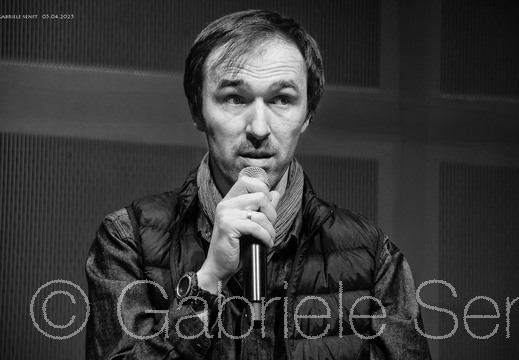 05.04.2925 der ukrainische Fotograf und Archiv Arthur Bondar beim Ausstellungsgespräch in Neuhardenberg