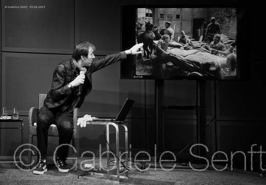 05.04.2025 Arthur Bondar beim Ausstellungsgespräch in Neuhardenberg