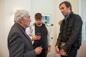 05.04.2025 Arthur Bondar, rechts , im Gespräch in der Fotoausstellung Neuhardenberg