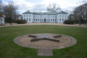 05.04.2025 Schloß Neuhardenberg mit Sowjet. Ehrenmal auf dem Schinkeplatz