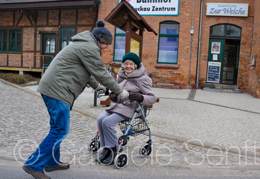 01.02.2011 mein Sohn und seine Großmutter