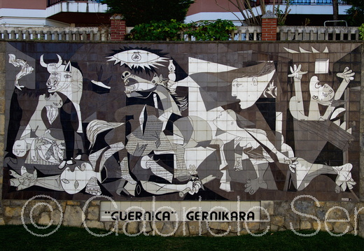 26.04.2017 Gernika-Lumo – Wand -Mosaik von Picassos Gemälde