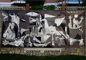 26.04.2017 Gernika-Lumo – Wand -Mosaik von Picassos Gemälde