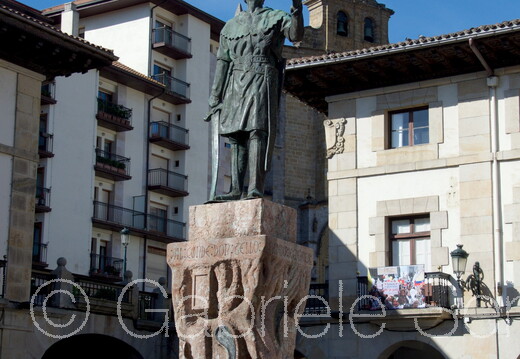 23.04. 2017 Gernika-Lumo Marktplatz mit Kultur des Stadtgründers
