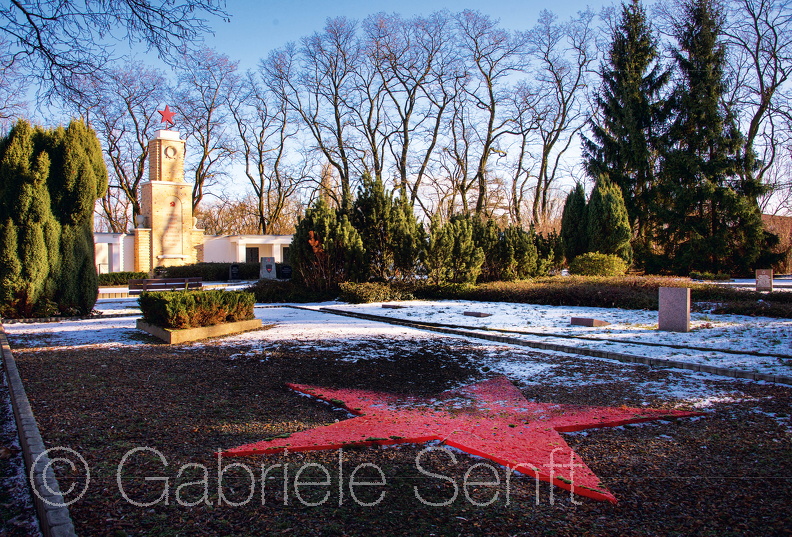 08.02.2015 sowjetischer Ehrenfriedhof Lebus Dieser Friedhof erfuhr in den Nachkriegsjahren und bis zum heutigen Tag Erweiterungen durch notwendige Umbettungen gefallener Sowjetsoldaten und Bestattung noch immer bei Erdarbeiten aufgefundener Kriegstoter der damals kämpfenden Sowjetarmee in der Schlacht vor den Seelöwen Höhen. 2015-02-08 um 14-53-55-Bearbeitet .jpg