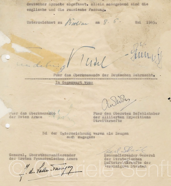 Berlin Karlshorst - Urkunde der Kapitulation, mit der Unterzeichnung dieses Schriftstücks endete der 2. Weltkrieg 16 Kopie .jpg