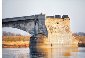 im Februar 1945 von der deutschen Wehrmacht gesprengte Oderbrücke