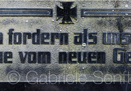 April 2020 Halbe, Inschrift einer Gedenktafel am Friedhof