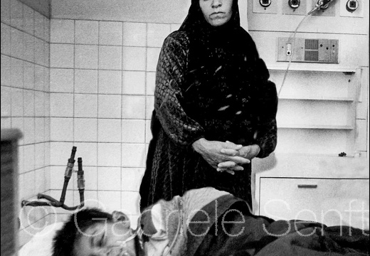 2003 01 18 Bagdad Al Mansur-Krankenhaus Sterbender Junge