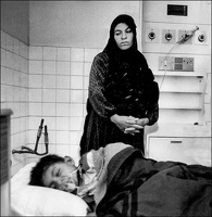 2003 01 18 Bagdad Al Mansur-Krankenhaus Sterbender Junge