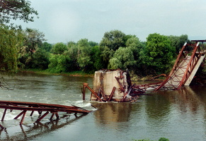 1999 05 31 Zerstörte Brücke Varvarin