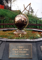 2001, April Mahnmal an der Brücke
