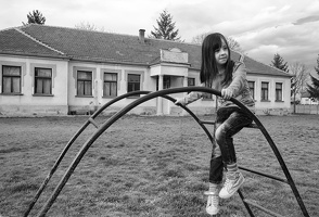 neu fü Buch S. 21 Schule von Donji Katun (mit Sara)
