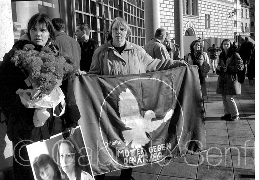 Solidarität mit den Varvarinern vor dem Landgericht Bonn