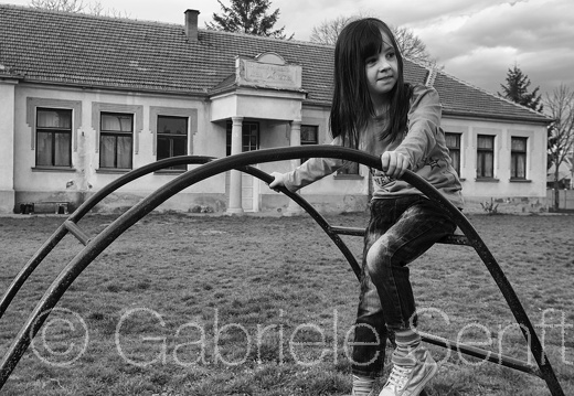 2014 Sara Jovanovic vor der Grundschule in Donji Katun