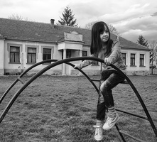 2014 Sara Jovanovic vor der Grundschule in Donji Katun