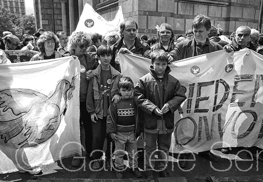 24. April 1999 Belgrad Teilnehmer des Friedenskonvoi und Belgrader