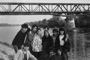 Selimir Ristic mit Freunden an der alten Varvariner Brücke