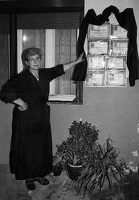 Juli 2001 Frau  Marinkovic an ihrem Haus mit Todesanzeigen von Ehemann und Sohn