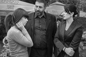Mai 2012 – Marina Jovanovic  am Brückenmahnmal mit den Eltern von Sanja Milenkovic