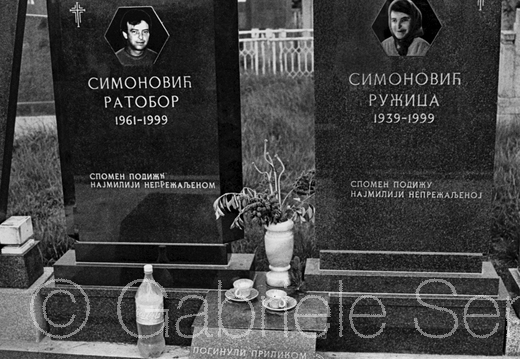 Sommer 2001  Grab Simonovics in Donji Katun