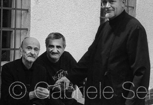 Mai  2012 Thomislav Gajicauf dem  Friedhof Donji Katun