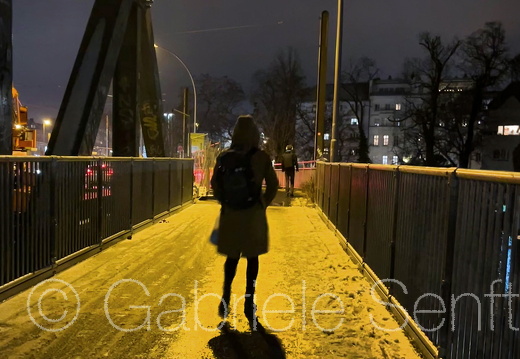 2024 01 05 Frau auf der Langen Brücke Berlin Köpenick