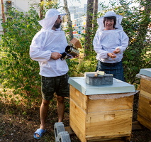 September 2020 Abdul Amin Hashemi und Grit Driewer bei der Bienenpflege