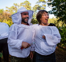 September 2020 Abdul Amin Hashemi und Grit Driewer bei der Bienenpflege