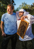 September 2020 Abdul Amin Hashemi und Johannes Gräske bei der Bienenpflege