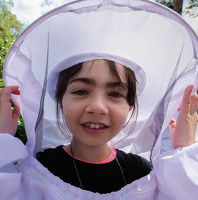 Juli 2020  Kinder aus dem Übergangswohnheim bei den Bienen