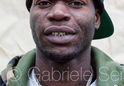 Saja Jammeh aus Gambia, Geflüchteter, Bienenpfleger