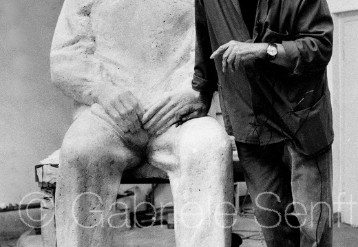 1986 Cremer  gestaltet Brechtfigur für den Platz vor dem Berliner Ensemble 