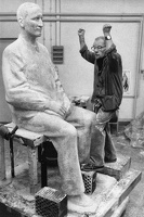1986 Cremer arbeitet am Brechtdenkmal 