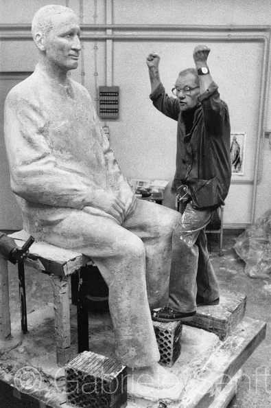 1986 Cremer am Brecht neu Kopie.jpg