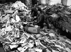 1991  Müllsortierung   Bibliothek vom Berlinber Verlag wird vernichtet