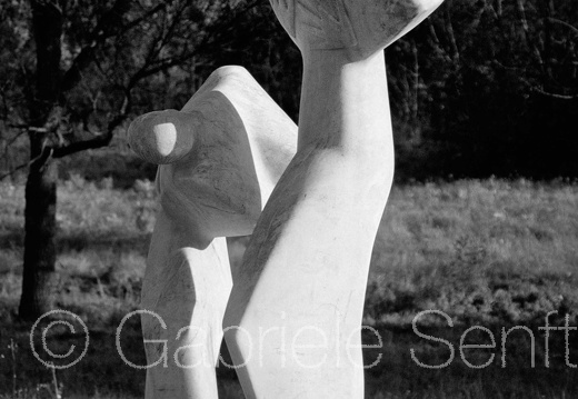 Nada Naumovic im Mahnmalpark Shumarice