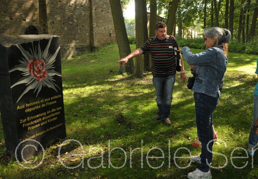23.08.2013 mit Kubanerinnen in der Gedenkstätte Ravensbrück